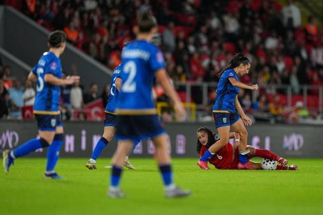 Turkiye v Kosovo - UEFA Nations League IZMIR, TURKIYE - OCTOBER 28: Meryem Cal (6) of Turkiye in action against Kaltrina Biqkaj of Kosovo during the UEFA Nations League B play-off return match between Turkiye and Kosovo at the Gursel Aksel Stadium in Izmir, Turkiye on October 28, 2025. Lokman Ilhan Anadolu Izmir Turkey. Editorial use only. Please get in touch for any other usage.  Copyright: x2025xAnadoluxLokmanxIlhanx