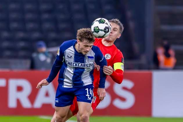 Berlin, Germany 28 October 2025 DFB Pokal 2025 2026 Hertha BSC Berlin vs SV Elversberg Pictured from left in a duel Maurice Krattenmacher Hertha and Wojciech Stachowiak ERC DFB regulations prohibit any use of photographs as image sequences and or quasi video Olympiastadion Berlin Copyright: xFotostandx xSchäferx