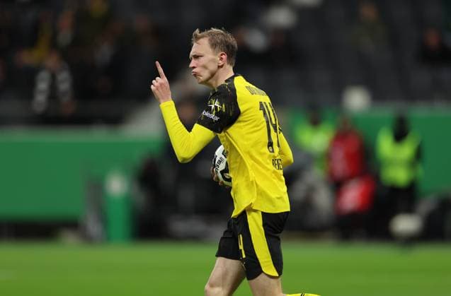 28 10 2025, Soccer DFB Pokal 2 Round, Eintracht Frankfurt Borussia Dortmund, v l , Maximilian Beier Borussia Dortmund jubilantly cheering Julian Brandt Borussia Dortmund DFL DFB REGULATIONS PROHIBIT ANY USE OF PHOTOGRAPHS AS IMAGE SEQUENCES AND OR QUASI VIDEO xdcx Copyright: HMBxMedia Claus