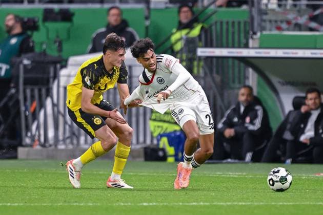 26 10 2025, Football, DFB Cup, 2 Round, Season 2025 2026, Eintracht Frankfurt Borussia Dortmund, Aaron Anselmino Borussia Dortmund , Nathaniel Brown Eintracht Frankfurt xRHR PHOTO TKx Copyright: RHR-FOTOx RHR-FOTO TK