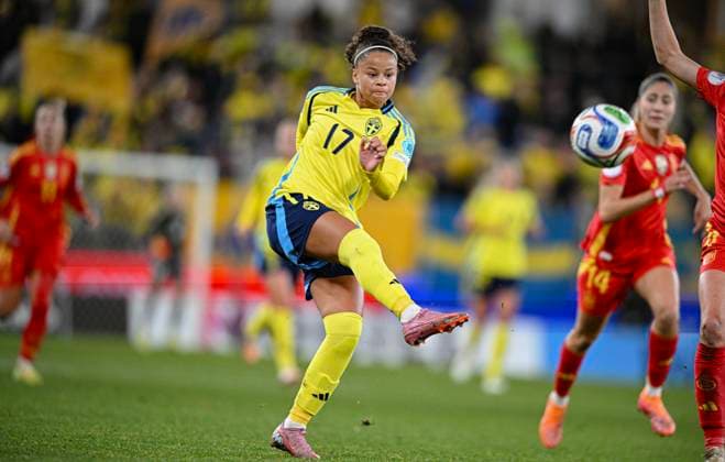 GOTHENBURG, SWEDEN 20251028 Sweden s Felicia Schröder takes a shot during the women s Nations League semi final between Sweden and Spain at Gamla Ullevi in Gothenburg, Sweden, Tuesday, October 28, 2025 GÖTEBORG SWEDEN x9200x  Copyright: xHannaxBrunlöf TTx NATIONS LEAGUE SEMIFINAL SWEDEN-SPAIN