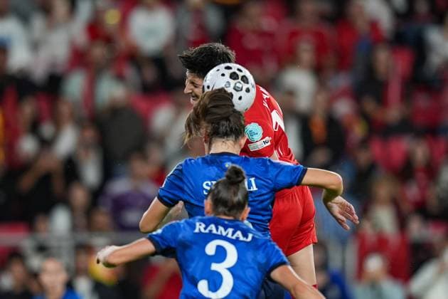 Turkiye v Kosovo - UEFA Nations League IZMIR, TURKIYE - OCTOBER 28: Kader Hancar (11) of Turkiye in action against Blerta Smaili (C) and Fatlinda Ramaj (3) of Kosovo during the UEFA Nations League B play-off return match between Turkiye and Kosovo at the Gursel Aksel Stadium in Izmir, Turkiye on October 28, 2025. Lokman Ilhan Anadolu Izmir Turkey. Editorial use only. Please get in touch for any other usage.  Copyright: x2025xAnadoluxLokmanxÄ°lhanx