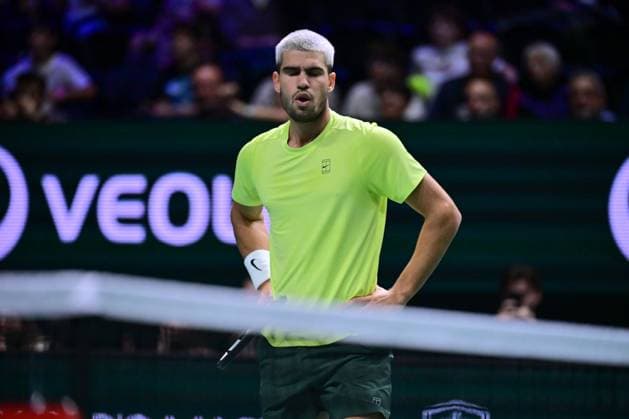 TENNIS : Rolex Paris Masters - Paris - 28 10 2025 Attitude of Carlos Alcaraz ( Spain ) during the Rolex Paris Masters at Paris La Defense Arena on October 28, 2025 in Nanterre, France. (Photo by Federico Pestellini PSNewz ) ParisFrance  Copyright: xFedericoxPestellinix