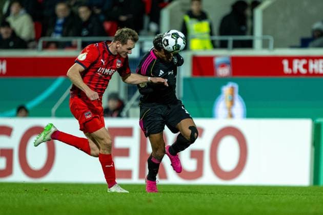 Tim Siersleben FC Heidenheim, 04 , Ransford Yeboah Koenigsdoerffer Hamburger SV, 11 , for the red card, GER, 1 FC Heidenheim vs Hamburger SV, Football, DFB Pokal, 2 Round, Season 2025 2026, 28 10 2025, DFL DFB REGULATES PROHIBIT ANY USE OF PHOTOGRAPHS AS IMAGE SEQUENCES AND OR QUASI VIDEO, GER, 1 FC Heidenheim vs Hamburger SV, Football, DFB Cup, 2nd round, 2025 2026 season, 28 10 2025 Heidenheim Copyright: xEibner-Pressefotox EP_EER