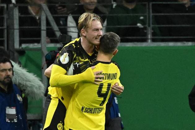 28 10 2025, xjhx, Fußball DFB Pokal 2 Runde, Eintracht Frankfurt Borussia Dortmund v l Torjubel nach dem Tor zum celebrating the goal celebrate 1 1 durch Julian Brandt Borussia Dortmund DFL DFB REGULATIONS PROHIBIT ANY USE OF PHOTOGRAPHS as IMAGE SEQUENCES and or QUASI VIDEO Frankfurt am Main