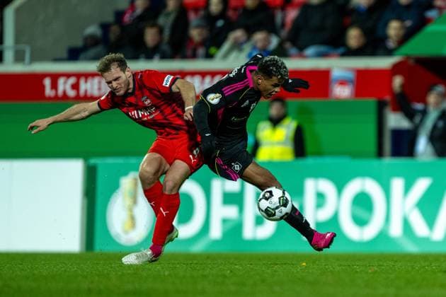 Tim Siersleben FC Heidenheim, 04 , Ransford Yeboah Koenigsdoerffer Hamburger SV, 11 , for the red card, GER, 1 FC Heidenheim vs Hamburger SV, Football, DFB Pokal, 2 Round, Season 2025 2026, 28 10 2025, DFL DFB REGULATES PROHIBIT ANY USE OF PHOTOGRAPHS AS IMAGE SEQUENCES AND OR QUASI VIDEO, GER, 1 FC Heidenheim vs Hamburger SV, Football, DFB Cup, 2nd round, 2025 2026 season, 28 10 2025 Heidenheim Copyright: xEibner-Pressefotox EP_EER