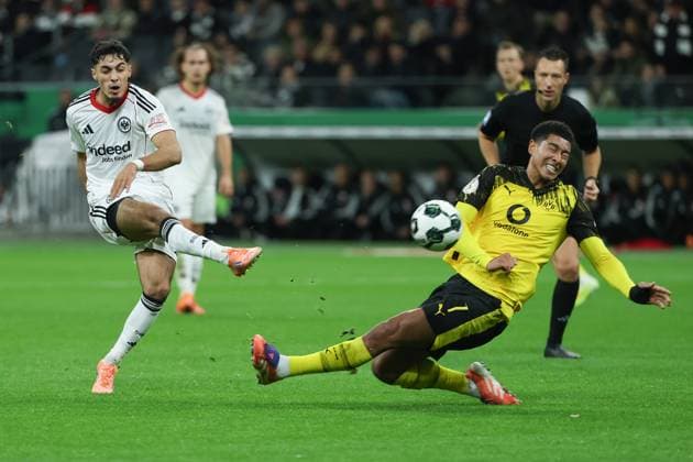 Soccer DFB Pokal Eintracht Frankfurt Borussia Dortmund on 28 10 2025 at Deutsche Bank Park in Frankfurt Fares Chaibi Frankfurt 8 vs Jobe Bellingham Dortmund 7 MH