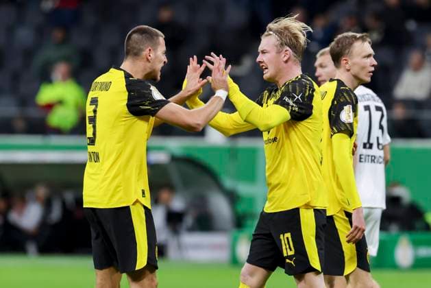 Julian Brandt (Borussia Dortmund) bejubelt seinen Treffer zum 1:1 mit Waldemar Anton (Borussia Dortmund), DFB-Pokal, Eintracht Frankfurt v Borussia Dortmund, Deutsche Bank Park am 28. October 2025 in Frankfurt, Deutschland. (Foto von Marco Steinbrenner DeFodi Images) Julian Brandt (Borussia Dortmund) celebrates after scoring his teams first goal with Waldemar Anton (Borussia Dortmund), DFB-Pokal, Eintracht Frankfurt v Borussia Dortmund, Deutsche Bank Park, October 28, 2025 in Frankfurt, Germany. (Photo by Marco Steinbrenner DeFodi Images) DFB DFL REGULATIONS PROHIBIT ANY USE OF PHOTOGRAPHS AS IMAGE SEQUENCES AND OR QUASI-VIDEO. Julian Brandt Borussia Dortmund celebrates scoring his teams first goal with Waldemar Anton Borussia Dortmund , DFB Pokal, Eintracht Frankfurt v Borussia Dortmund, Deutsche Bank Park, October 28, 2025 in Frankfurt, Germany Photo by Marco Steinbrenner DeFodi Images Julian Brandt Borussia Dortmund celebrates after scoring his teams first goal with Waldemar Anton Borussia Dortmund , DFB Pokal, Eintracht Frankfurt v Borussia Dortmund, Deutsche Bank Park, October 28, 2025 in Frankfurt, Germany Photo by Marco Steinbrenner DeFodi Images DFB DFL REGULATIONS PROHIBIT ANY USE OF PHOTOGRAPHS AS IMAGE SEQUENCES AND OR QUASI VIDEO
