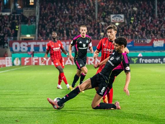 Luca Kerber FC Heidenheim, 20 in duel with Daniel Elfadli Hamburger SV, 08 , GER, 1 FC Heidenheim vs Hamburger SV, Football, DFB Pokal, Season 2025 2026, 28 10 2025, DFB DFL regulations prohibit any use of photographs as image sequences and or quasi video GER, 1 FC Heidenheim vs Hamburger SV, Football, DFB Pokal, Season 2025 2026, 28 10 2025 Heidenheim Copyright: xMichaelxSchmidt Eibner-Pressefotx EP_MST