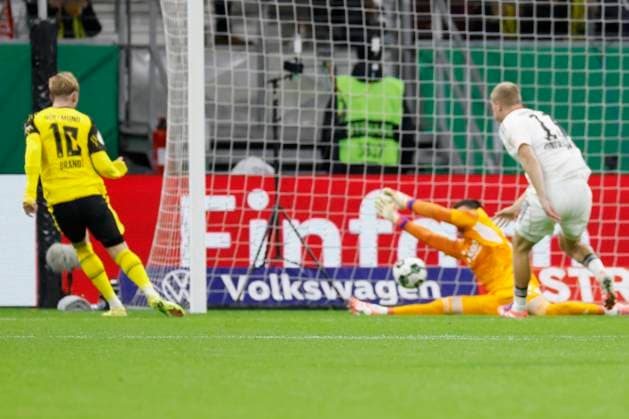 v l Julian Brandt Borussia Dortmund, 10 , Goal scored, scored the goal to 1 1, celebrate the goal 28 10 2025, Football, DFB Pokal, Eintracht Frankfurt Borussia Dortmund, GER, Frankfurt am Main, Deutsche Bank Park, DFB REGULATIONS PROHIBIT ANY USE OF PHOTOGRAPHS AS IMAGE SEQUENCES AND OR QUASI VIDEO Copyright: HMBxMedia xHeikoxBecker