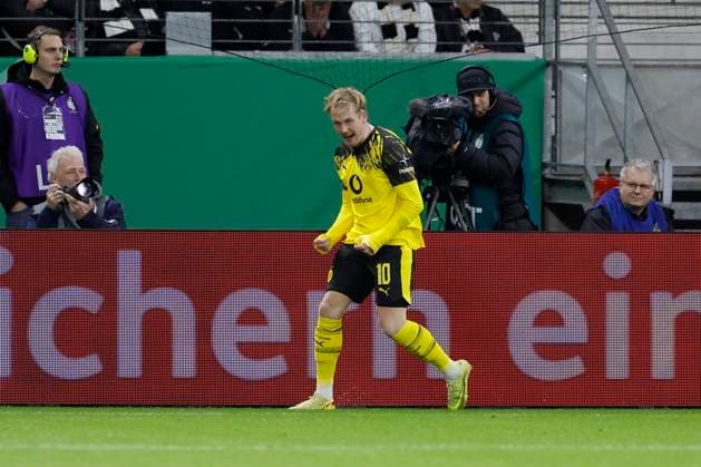 v l goal scorer Julian Brandt Borussia Dortmund, 10 cheering after his goal to 1 1, cheering, jubilant, jubilant, cheering, emotions 28 10 2025, Football, DFB Pokal, Eintracht Frankfurt Borussia Dortmund, GER, Frankfurt am Main, Deutsche Bank Park, DFB REGULATIONS PROHIBIT ANY USE OF PHOTOGRAPHS AS IMAGE SEQUENCES AND OR QUASI VIDEO Copyright: HMBxMedia xHeikoxBecker