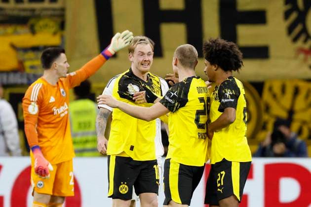 from l Goal scorer Julian Brandt Borussia Dortmund, 10 , Julian Ryerson Borussia Dortmund, 26 and Karim Adeyemi Borussia Dortmund, 27 , cheering after the goal for 1 1, cheering, cheering, cheering, cheering, emotions 28 10 2025, Football, DFB Cup, Eintracht Frankfurt Borussia Dortmund, GER, Frankfurt am Main, Deutsche Bank Park, DFB REGULATES PROHIBIT ANY USE OF PHOTOGRAPHS AS IMAGE SEQUENCES AND OR QUASI VIDEO Copyright: HMBxMedia xHeikoxBecker