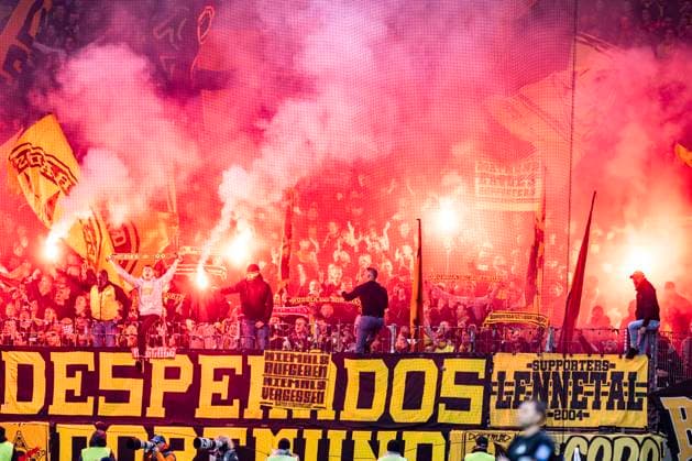 28 10 2025 Football DFB Cup, 2nd round Eintracht Frankfurt Borussia Dortmund at Deutsche Bank Park Dortmund fans set off pyro IMPORTANT NOTE In accordance with DFL and DFB regulations, it is prohibited to use or have used photographs taken in the stadium or of the match in the form of sequential images or video-like photo series Copyright: xDavidxInderliedx