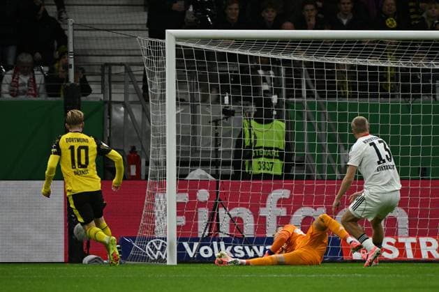 28 10 2025, xjhx, Fußball DFB Pokal 2 Runde, Eintracht Frankfurt Borussia Dortmund v l Julian Brandt Borussia Dortmund Torschuetze, erzielt das Tor, Treffer, scores the goal 1 1 Michael Zetterer Eintracht Frankfurt DFL DFB REGULATIONS PROHIBIT ANY USE OF PHOTOGRAPHS as IMAGE SEQUENCES and or QUASI VIDEO Frankfurt am Main