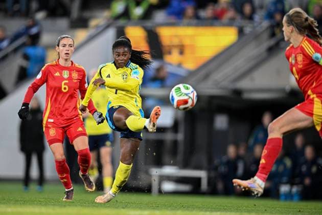 GOTHENBURG, SWEDEN 20251028 Sweden s Monica Jusu Bah shoots a shot between Spain s Aitana Bonmati and Irene Paredes during the women s Nations League semi final between Sweden and Spain at Gamla Ullevi in Gothenburg, Sweden, Tuesday, October 28, 2025 GÖTEBORG SWEDEN x9200x  Copyright: xHannaxBrunlöf TTx NATIONS LEAGUE SEMIFINAL SWEDEN-SPAIN