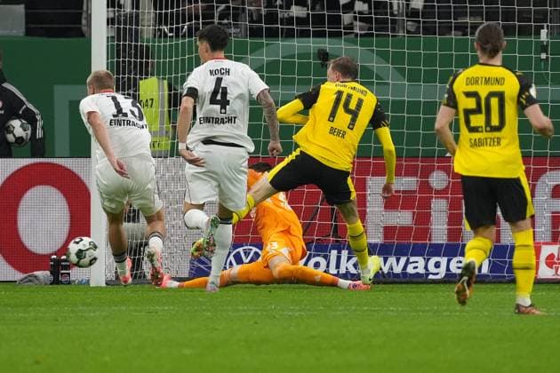 Goalkeeper Michael Zetterer Eintracht Frankfurt, 23 before Julian Brandts 1 1 Borussia Dortmund, BVB Frankfurt 28 10 2025 Eintracht Frankfurt vs Borussia Dortmund, Deutsche Bank Park, 2nd round DFB Pokal