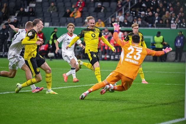 26 10 2025, Football, DFB Cup, 2nd round, Season 2025 2026, Eintracht Frankfurt Borussia Dortmund, Julian Brandt Borussia Dortmund scores the goal to 1 1, xRHR PHOTO TKx Copyright: RHR-FOTOx RHR-FOTO TK