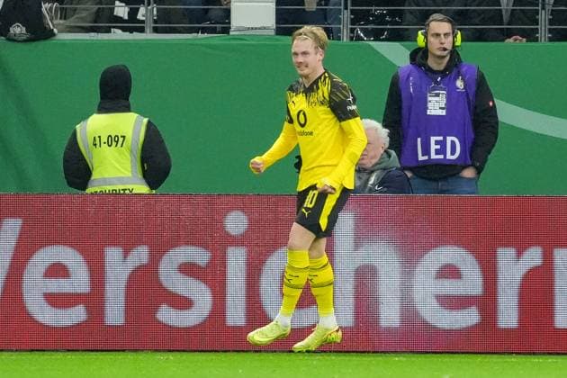 celebrate the goal, goal celebration for 1 1 Julian Brandt Borussia Dortmund, BVB Frankfurt 28 10 2025 Eintracht Frankfurt vs Borussia Dortmund, Deutsche Bank Park, 2 round DFB Pokal