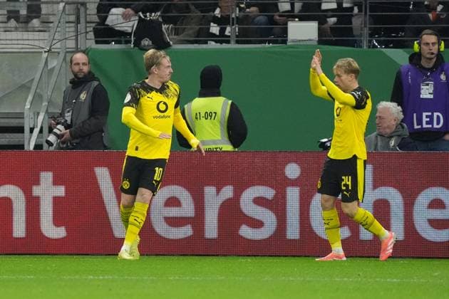 celebrate the goal, goal celebration for 1 1 Julian Brandt Borussia Dortmund, BVB with Daniel Svensson Borussia Dortmund, BVB Frankfurt 28 10 2025 Eintracht Frankfurt vs Borussia Dortmund, Deutsche Bank Park, 2 round DFB Pokal