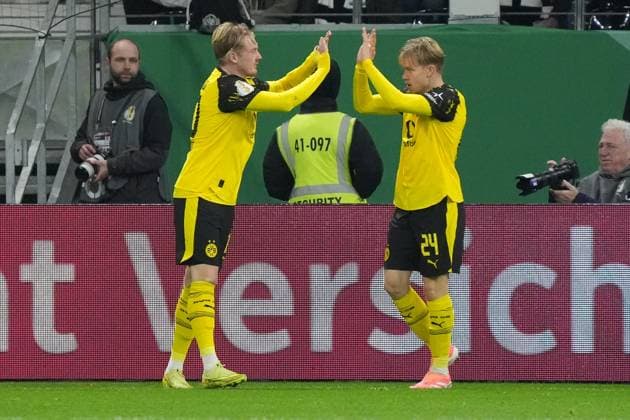 celebrate the goal, goal celebration for 1 1 Julian Brandt Borussia Dortmund, BVB with Daniel Svensson Borussia Dortmund, BVB Frankfurt 28 10 2025 Eintracht Frankfurt vs Borussia Dortmund, Deutsche Bank Park, 2 round DFB Pokal