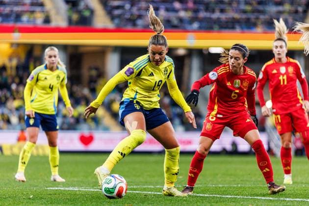 251028 Johanna Rytting Kaneryd of Sweden and Aitana Bonmati of Spain during the Women s Nations League semifinal between Sweden and Spain on October 28, 2025 in Gothenburg Photo Michael Erichsen BILDBYRAN COP 89 MI0896 fotboll football soccer fotball nations league uefa womens nations league semifinal semifinals sverige sweden spanien spain dam bbeng  Copyright: MICHAELxERICHSEN BB251028MI031