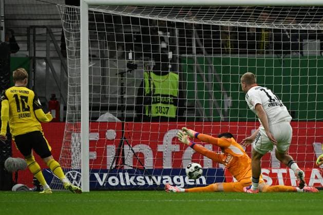 28 10 2025, xjhx, Fußball DFB Pokal 2 Runde, Eintracht Frankfurt Borussia Dortmund v l Julian Brandt Borussia Dortmund Torschuetze, erzielt das Tor, Treffer, scores the goal 1 1 Michael Zetterer Eintracht Frankfurt DFL DFB REGULATIONS PROHIBIT ANY USE OF PHOTOGRAPHS as IMAGE SEQUENCES and or QUASI VIDEO Frankfurt am Main
