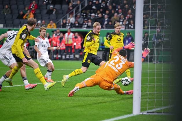 26 10 2025, Football, DFB Cup, 2nd round, Season 2025 2026, Eintracht Frankfurt Borussia Dortmund, Julian Brandt Borussia Dortmund scores the goal for 1 1, Michael Zetterer Eintracht Frankfurt r xRHR PHOTO TKx Copyright: RHR-FOTOx RHR-FOTO TK