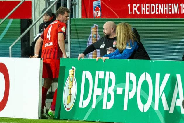 Tim Siersleben FC Heidenheim, 04 must leave the pitch after red card, GER, 1 FC Heidenheim vs Hamburger SV, Football, DFB Pokal, 2nd round, 2025 2026 season, 28 10 2025, DFL DFB REGULATES PROHIBIT ANY USE OF PHOTOGRAPHS AS IMAGE SEQUENCES AND OR QUASI VIDEO, GER, 1 FC Heidenheim vs Hamburger SV, Football, DFB Pokal, 2nd round, 2025 2026 season, 28 10 2025 Heidenheim Copyright: xEibner-Pressefotox EP_EER