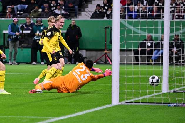 Goal for 1 1 by Julian Brandt 10 Borussia Dortmund , Eintracht Frankfurt vs Borussia Dortmund, DFB Pokal, 2 Runde, 28 10 2025 DFB regulations prohibit any use of photographs as image sequences and or quasi video Frankfurt Hessen Germany Copyright: xkolbert-press MarcxNiemeyerx