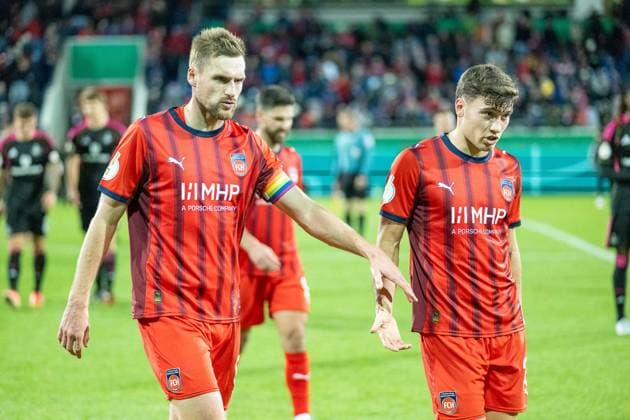 Patrick Mainka FC Heidenheim, 06 ,Luca Kerber FC Heidenheim, 20 , GER, 1 FC Heidenheim vs Hamburger SV, Football, DFB Pokal, 2nd round, 2025 2026 season, 28 10 2025, DFL DFB REGULATIONS PROHIBIT ANY USE OF PHOTOGRAPHS AS IMAGE SEQUENCES AND OR QUASI VIDEO, GER, 1 FC Heidenheim vs Hamburger SV, Football, DFB Pokal, 2nd round, 2025 2026 season, 28 10 2025 Heidenheim Copyright: xEibner-Pressefotox EP_EER
