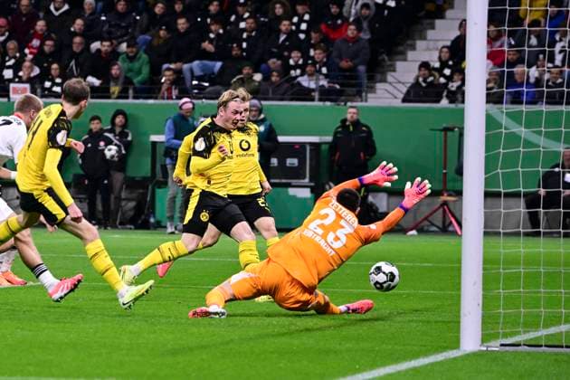 Goal for 1 1 by Julian Brandt 10 Borussia Dortmund , Eintracht Frankfurt vs Borussia Dortmund, DFB Pokal, 2 Runde, 28 10 2025 DFB regulations prohibit any use of photographs as image sequences and or quasi video Frankfurt Hessen Germany Copyright: xkolbert-press MarcxNiemeyerx