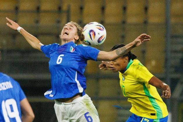 Martina Tomaselli of Italy compete for the ball with Ariadna Alves Borges of Brasil during the friendly match between Italy and Brasil at Stadio Tardini on October 28, 2025 in Parma, Italy. Photo: Cinzia Camela.  Copyright: xCinziaxCamela IPAxSportx xipa-agency.netx xx IPA_67189250 IPA_Agency_IPA67189250