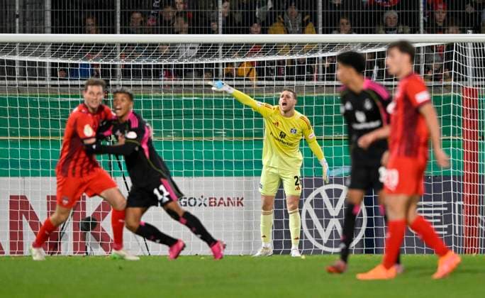Goalkeeper Daniel Peretz Hamburger SV HSV 26 Gesture Gesture 1 FC Heidenheim 1846 FCH vs Hamburger SV HSV DFB Pokal Second Round 28 10 2025 DFL REGULATIONS PROHIBIT ANY USE OF PHOTOGRAPHS AS IMAGE SEQUENCES AND OR QUASI VIDEO 1 FC Heidenheim 1846 FCH vs Hamburger SV HSV