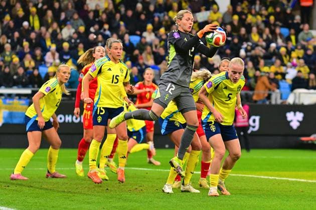 Jennifer Falk (12 Sweden) , Anna Sandberg (5 Sweden) and Julia Zigiotti Olme (15 Sweden) during the semi-final of the UEFA Nations League on October 28th 2025 between Sweden and Spain at Gamla Ullevi in Gothenburg, Sweden Copyright: xPeterxSonander SPPx Sportspressphoto_SPR52751