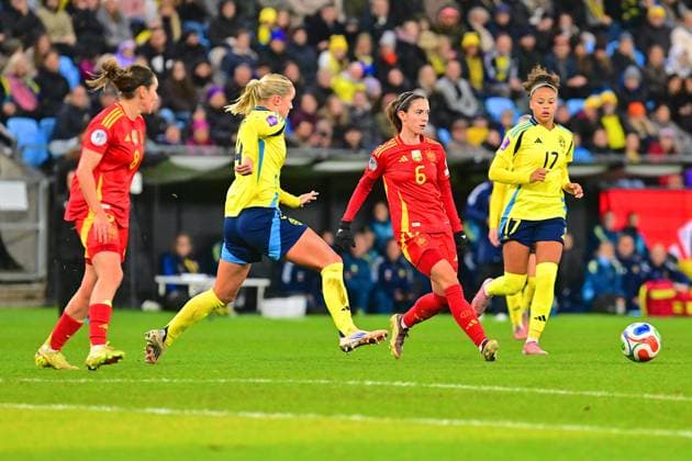 Aitana Bonmati (6 Spain) , Hanna Lundkvist (4 Sweden) and Felicia Schroder (17 Sweden) during the semi-final of the UEFA Nations League on October 28th 2025 between Sweden and Spain at Gamla Ullevi in Gothenburg, Sweden Copyright: xPeterxSonander SPPx Sportspressphoto_SPR52756