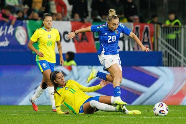 Giada Greggi of Italy compete for the ball with Jhenniffer Da Silva Cordinali Gouveia Borges of Brasil during the friendly match between Italy and Brasil at Stadio Tardini on October 28, 2025 in Parma, Italy. Photo: Cinzia Camela.  Copyright: xCinziaxCamela IPAxSportx xipa-agency.netx xx IPA_67189268 IPA_Agency_IPA67189268