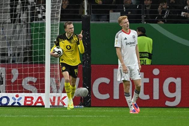28 10 2025, xpsx, Fußball DFB Pokal 2 Runde, Eintracht Frankfurt Borussia Dortmund v l Jubel Freude nach dem Tor zum 1 1 bei Maximilian Baier Borussia Dortmund DFL DFB REGULATIONS PROHIBIT ANY USE OF PHOTOGRAPHS as IMAGE SEQUENCES and or QUASI VIDEO Frankfurt am Main