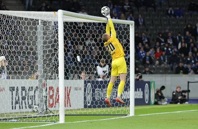 Goalkeeper Nicolas Kristof on the ball Single image Crop Action Sport Soccer Football DFB Pokal 2 Round Men Season 2025 2026 28 10 2025 Hertha BSC Berlin vs SV Elversberg DFL regulations prohibit any use of photographs as image sequences and or quasi video