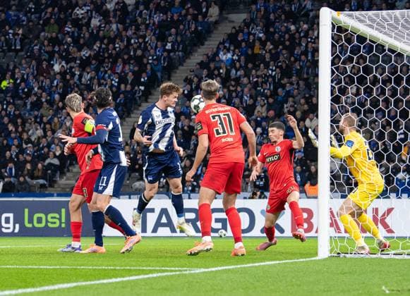 Soccer, Men, Season 2025 2026, DFB Pokal 2 Round , Hertha BSC SV Elversberg, Sebastian Grönning Hertha BSC scores the goal for 2 0 against Lukas Pinckert Elversberg , Maximilian Rohr Elversberg , Felix Keidel Elversberg and goalkeeper Nicolas Kristof Elversberg , 28 10 2025, Copyright: xSebastianxRäppold MatthiasxKochx