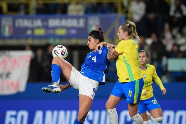 Italy s Martina Piemonte fights for the ball with Brazil s Isadora Haas Gehlen during the International Friendly, Länderspiel, Nationalmannschaft women s soccer match between Italy and Brazil at Ennio Tardini Stadium in Parma, North Italy, Tuesday, October 28, 2025. Soccer  Copyright: xMassimoxPaolone LaPressex