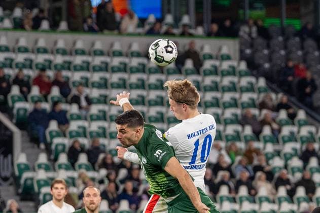 Germany, Football, DFB Cup, 2nd round, 2025 2026, VfL Wolfsburg Holstein Kiel on 28 10 in Wolfsburg Volkswagen Arena Header duel between Konstantinos Koulierakis VfL Wolfsburg 4 and Jonas Therkelsen Holstein Kiel 10 Copyright: xSvenxHeidmannx