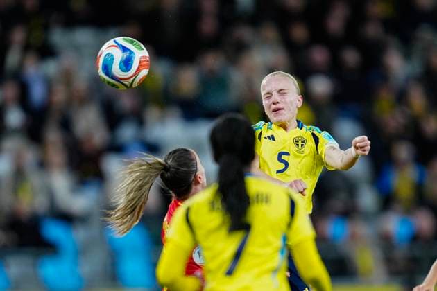 GOTHENBURG, SWEDEN 20251028 Swedens Anna Sandberg nods during the womens soccer Nations League semifinal between Sweden and Spain at Gamla Ullevi in Gothenburg, Sweden, Tuesday, Oct. 28, 2025 GOTHENBURG SWEDEN x9200x  Copyright: xBjörnxLarssonxRosvall TTx NATIONS LEAGUE SEMIFINAL SVERIGE-SPANIEN