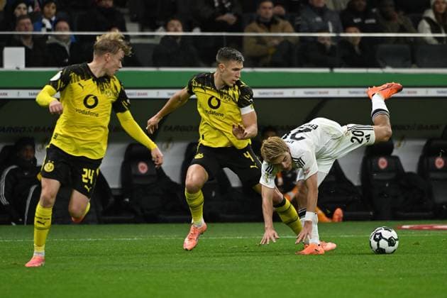 28 10 2025, xpsx, Fußball DFB Pokal 2 Runde, Eintracht Frankfurt Borussia Dortmund v l Daniel Svensson Borussia Dortmund Nico Schlotterbeck Borussia Dortmund Ritsu Doan Eintracht Frankfurt Zweikampf, Aktion, action, battle for the ball DFL DFB REGULATIONS PROHIBIT ANY USE OF PHOTOGRAPHS as IMAGE SEQUENCES and or QUASI VIDEO Frankfurt am Main