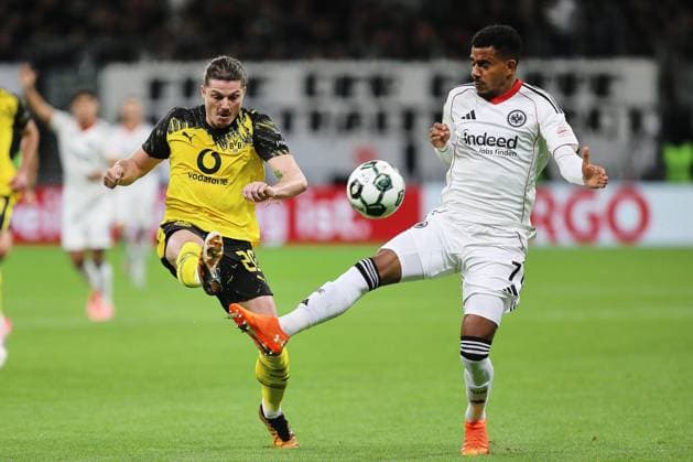 Frankfurt Main, Hesse, Germany, 28 10 2025 Waldstadion Deutsche Bank Park DFB Pokal 2025 2026 Eintracht Frankfurt Borussia Dortmund Marcel Sabitzer 20, BVB and Ansgar Knauff 7, Eintracht Frankfurt fight for the ball Copyright: xdtsxNachrichtenagenturx dts_91128