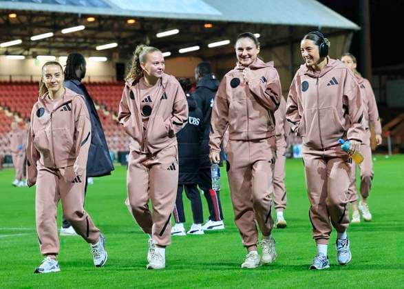 Scotland Women v Switzerland Women International Friendly, Länderspiel, Nationalmannschaft Scotland Women players inspect the pitch ahead of the International Friendly match at KDM Group East End Park, Dunfermline UK Newspapers OUT Copyright: xFredxPalmerx FIL-22413-0005