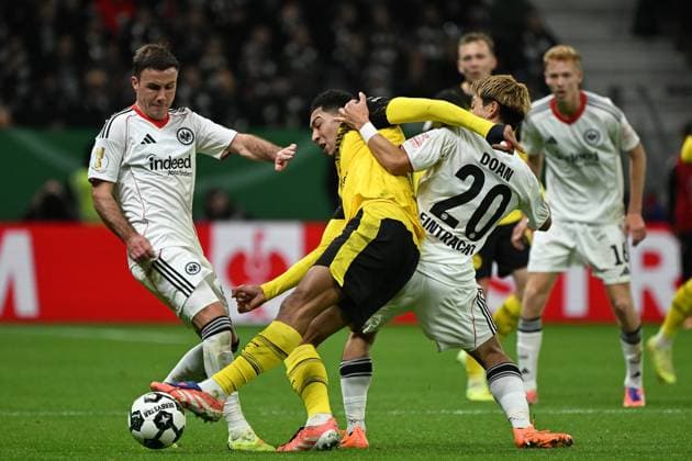 28 10 2025, xjhx, Fußball DFB Pokal 2 Runde, Eintracht Frankfurt Borussia Dortmund v l Mario Götze Goetze Eintracht Frankfurt Jobe Bellingham Borussia Dortmund Ritsu Doan Eintracht Frankfurt Zweikampf, Aktion, action, battle for the ball DFL DFB REGULATIONS PROHIBIT ANY USE OF PHOTOGRAPHS as IMAGE SEQUENCES and or QUASI VIDEO Frankfurt am Main