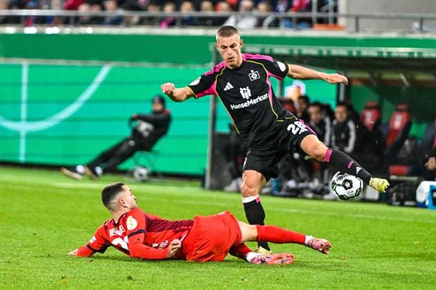 GER, DFB Pokal, 1 FC Heidenheim vs Hamburger SV 28 10 2025, Voith Arena, Heidenheim, GER, DFB Pokal, 1 FC Heidenheim vs Hamburger SV, in the picture Arijon Ibrahimovic Heidenheim, 22 plays the ball and saves against Miro Muheim Hamburger SV, 28 nordphotoxGmbHx xHafner nph00200