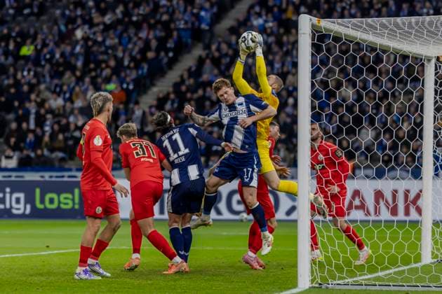 Berlin, Germany 28 October 2025 DFB Pokal 2025 2026 Hertha BSC Berlin vs SV Elversberg In the picture from left in a duel Sebastian Gronning Hertha and goalkeeper Nicolas Kristof SVE DFB regulations prohibit any use of photographs as image sequences and or quasi video Olympiastadion Berlin Copyright: xFotostandx xSchäferx