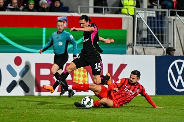 GER, DFB Pokal, 1 FC Heidenheim vs Hamburger SV 28 10 2025, Voith Arena, Heidenheim, GER, DFB Pokal, 1 FC Heidenheim vs Hamburger SV, in the picture Rayan Philippe Hamburger SV, 14 asserts himself against Marnon Busch Heidenheim, 2 nordphotoxGmbHx xHafner nph00200