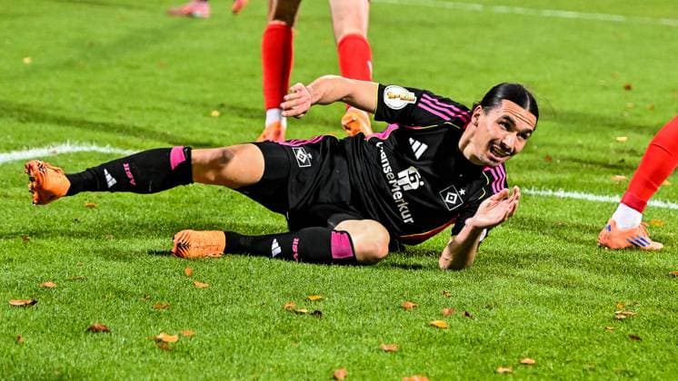 GER, DFB Pokal, 1 FC Heidenheim vs Hamburger SV 28 10 2025, Voith Arena, Heidenheim, GER, DFB Pokal, 1 FC Heidenheim vs Hamburger SV, in the picture Rayan Philippe Hamburger SV, 14 after missed goal chance nordphotoxGmbHx xHafner nph00200